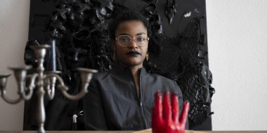 Aaiún Nin ist mit sechs Jahren vor dem Krieg in Angola geflüchtet. Derzeit lebt Nin auf Einladung Deutschschweizer PEN-Zentrums in Bern. Nin schreibt und malt gegen die eigene Entwurzelung, aber auch gegen unsere Ignoranz, die uns davon abhält, mehr über Angola zu wissen.
