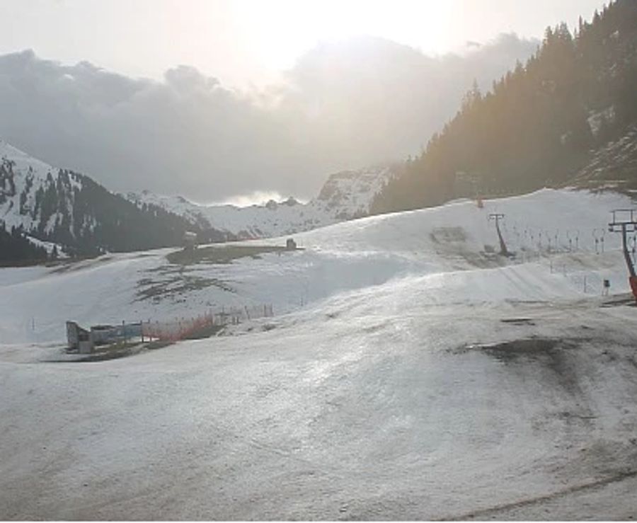 Auf der Grimmialp BE liegt zu wenig Schnee für einen durchgehenden Skibetrieb.