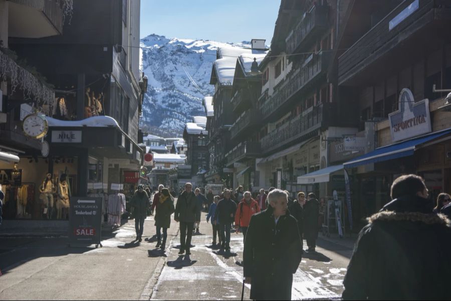 Auf Anfrage von Nau.ch wollten die Bergbahnen keine genauere Auskunft über den Betrag der Ermässigung für Einheimische geben.