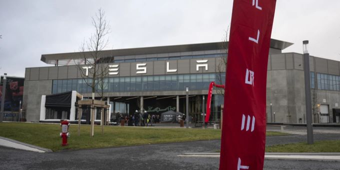 14.01.2024, Brandenburg, Grünheide, vor dem Eingang der Tesla Fabrik «Gigafactory Berlin-Brandenburg». US-Elektroautobauer Tesla informiert mit einer Informationsveranstaltung über die geplante Erweiterung der Fabrik. tesla
