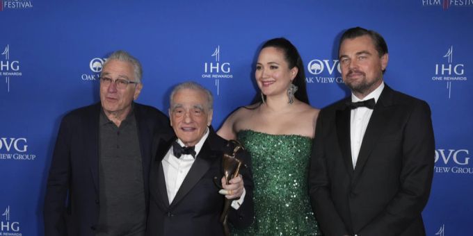 Der Film «Killers of the Flower Moon» von Martin Scorsese (2. v. l.) spielt mit Robert De Niro (l.), Lily Gladstone und Leonardo DiCaprio (r.), hier bei der Verleihung des Avantgarde-Preises der Palm Springs International Film Festival Awards am 4. Januar 2024 in Palm Springs, Kalifornien. martin scorsese