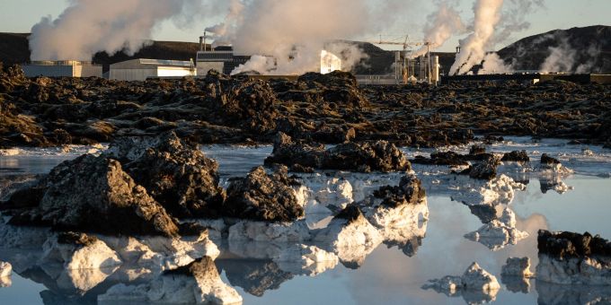 Neben der Blauen Lagune steigt im November 2023 Dampf vom geothermischen Kraftwerk Grindavik auf. Island