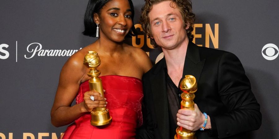 Ayo Edebiri (l) und Jeremy Allen White präsentieren ihre Trophäen.