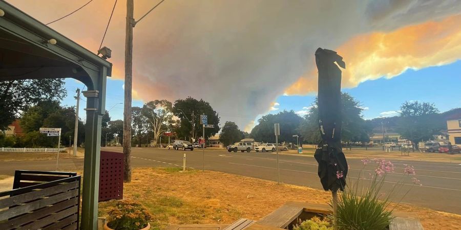 In der australischen Stadt Ballarat ist das heftige Buschfeuer aus der Ferne zu sehen.