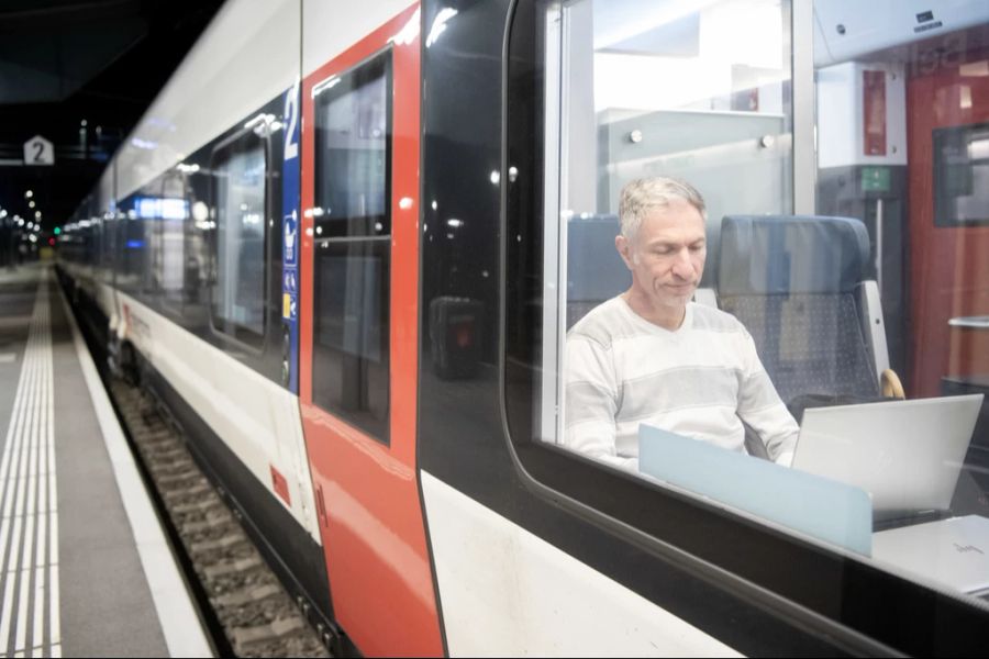 Die neue Durchsagenstimme in den Zügen der SBB und ihrer Partnerunternehmen soll Kosten und Zeit sparen.