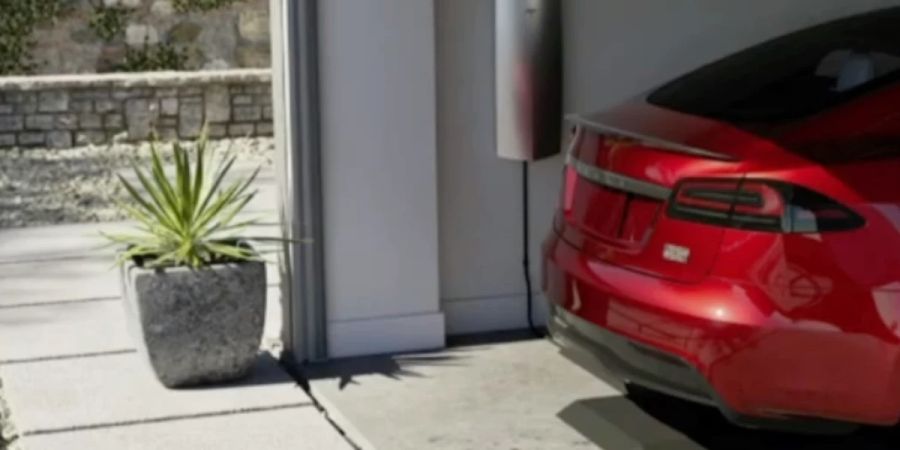 Elektroauto-Ladestationen ohne Kabel: Tesla macht's möglich.