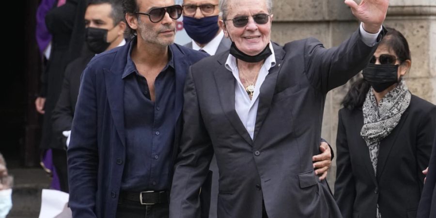 Der schweizerisch-französische Schauspieler Alain Delon (Rechts) und sein Sohn Anthony an der Beerdigung ihres Kollegen Jean-Paul Belmondo in Paris im Jahr 2021. (Archivbild)