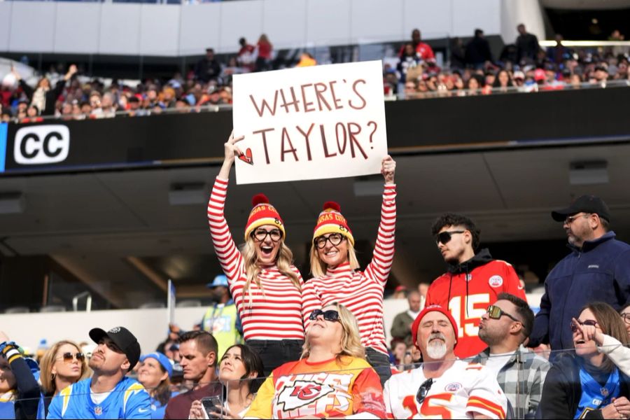 “Wo ist Walter?” war gestern, jetzt heisst es «Wo ist Taylor?»: Fans der Kansas City Chiefs halten ein Schild hoch während dem Spiel der Chiefs gegen die Los Angeles Chargers, am 7. Januar 2024 in Inglewood, Kalifornien.