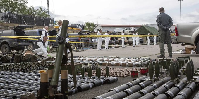 ARCHIV - Kosovarische Polizisten zeigen beschlagnahmte Waffen und militärische Ausrüstung während des Polizeieinsatzes im Dorf Banjska (Archivbild). Foto: Visar Kryeziu/AP/dpa Kosovarische Polizisten