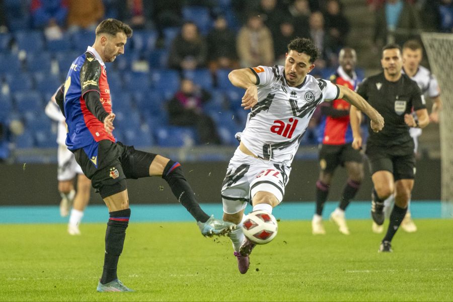 Dominik Schmid (l.) vom FC Basel im Duell mit Luganos Shkelqim Vladi.