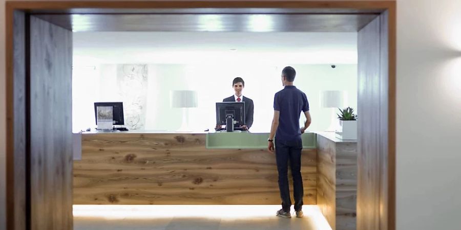 Auf der Bank erklärte man Marta die neue Masche der Betrüger: Sie heben das Geld erst nach ein paar Tagen ab, wenn die Opfer nicht mehr damit rechnen. (Symbolbild)