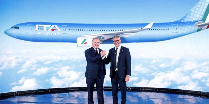 Weitere Finanzspritze aus Rom für die Alitalia-Nachfolgerin ITA Airways. CEO Fabio Lazzerini (rechts) und der gerade eben zurückgetretene Präsident Alfredo Altavilla während einer Präsentation in Rom. (Aufnahme vom 15. Oktober 2021) Weitere Finanzspritze aus Rom für die Alitalia-Nachfolgerin ITA Airways. CEO Fabio Lazzerini (rechts) und der gerade eben zurückgetretene Präsident Alfredo Altavilla während einer Präsentation in Rom. (Aufnahme vom 15. Oktober 2021)
