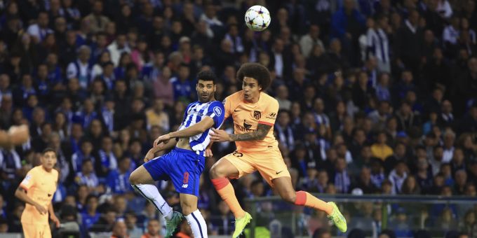 Mehdi Taremi (FC Porto) gegen Axel Witsel (Atlético Madrid) in der Champions League. Champions League Porto Atlético