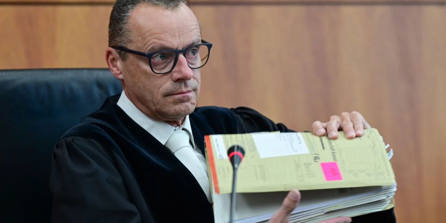 Der Vorsitzende Richter beim Prozessauftakt im Landgericht Kassel.