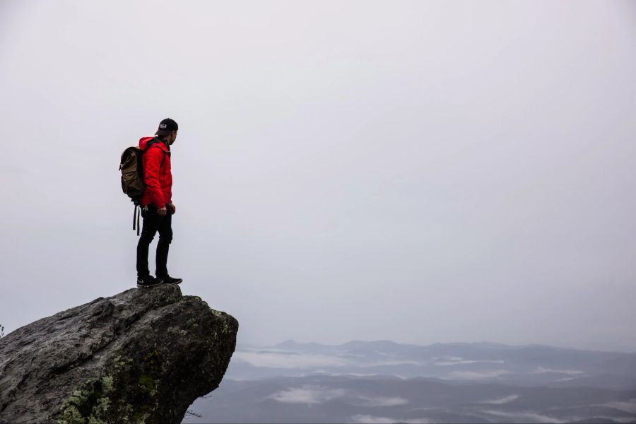 Mann auf Felsen