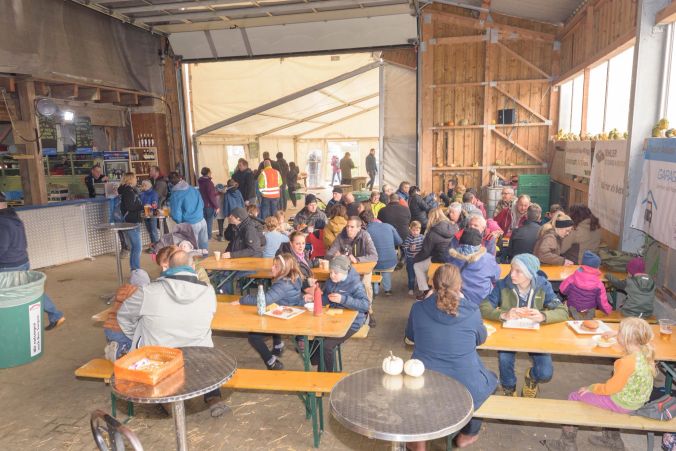 Gut besetzte Festbeiz in der Scheune des Hardhofes.