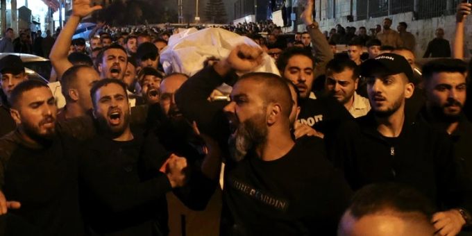 Männer tragen eine Leiche in Nablus