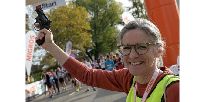 Katrin Aeschbacher gibt den Startschuss zum Kurzlauf.