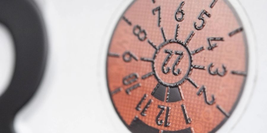 Für HU-Fälligkeiten im Jahr 2022 steht die braune Plakette. Der Termin in diesem Beispiel wäre schon im Juni gewesen, erkennbar an der «6» mittig oben.