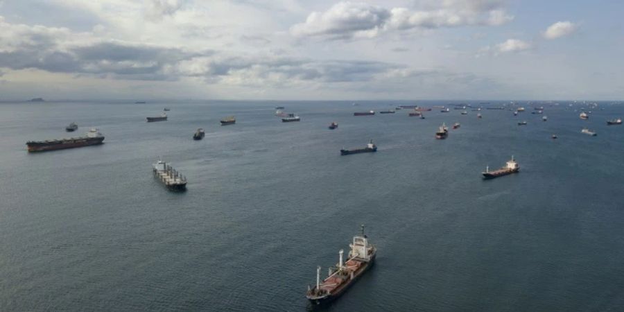 Schiffe liegen in Istanbul vor Anker