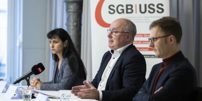 Pierre-Yves Maillard spricht n der Medienkonferenz der SGB. 5000 Franken