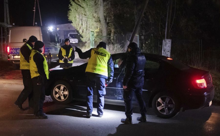 Bilder von letzter Woche: Die polnische Polizei ist im Dorf Przewodów und leitet Autos um.