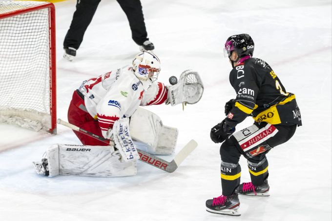 Rapperswil-Jonas Torhüter Robin Meyer, links, hält gegen Ajoies Guillaume Asselin, rechts, einen Penalty beim Eishockey-Qualifikationsspiel der National League zwischen dem HC Ajoie und dem SC Rapperswil-Jona Lakers in der Raiffeisen Arena in Porrentruy, am Freitag, 18. November, 2022. hc ajoie