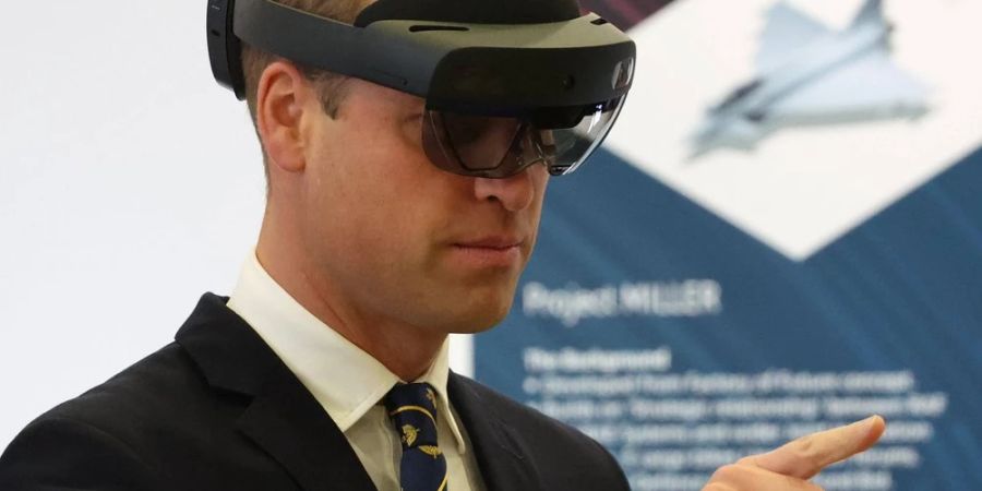 Sieht man auch nicht alle Tage: Prinz William mit VR-Brille