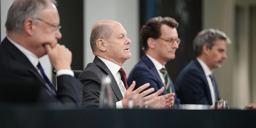 Bundeskanzler Olaf Scholz (2.v.l., SPD), Niedersachsens Ministerpräsident Stephan Weil (l, SPD) und Hendrik Wüst (2.v.r., CDU), Ministerpräsident von Nordrhein-Westfalen.