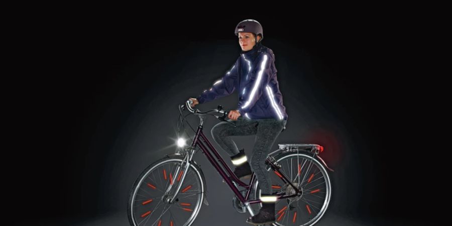 Mit reflektierender Kleidung erhöhen Fussgängerinnen und Velofahrer ihre Sichtbarkeit im Dunkeln um ein Vielfaches.