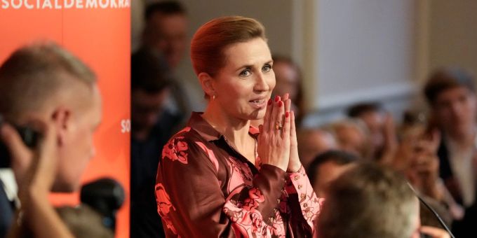 Mette Frederiksen spricht in der Wahlnacht zu Mitgliedern ihrer Partei. Mette Frederiksen