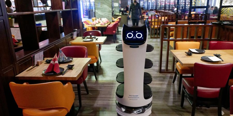 Der Serviceroboter Miaomiao fährt im Sushi-Restaurant Nakoyashi autonom durch das Lokal.