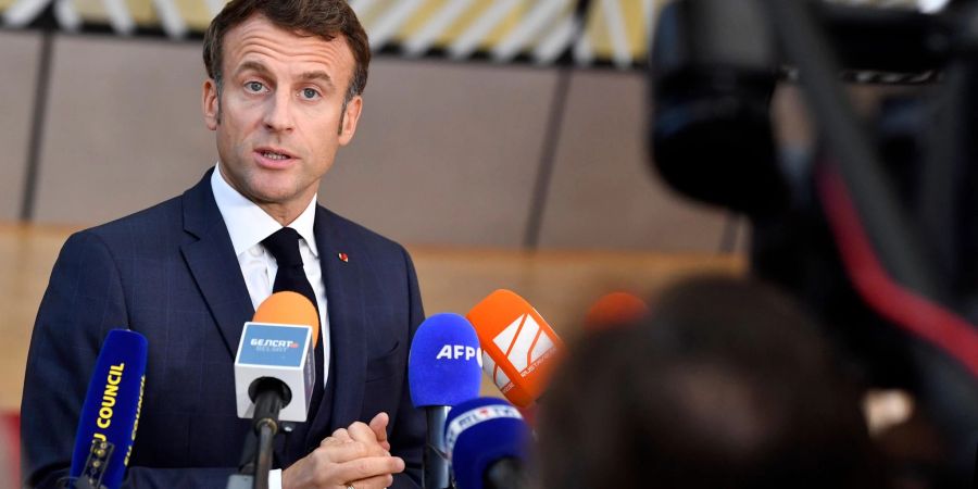 Frankreichs Präsident Emmanuel Macron spricht im Rahmen eines EU-Gipfels in Brüssel mit Journalisten.