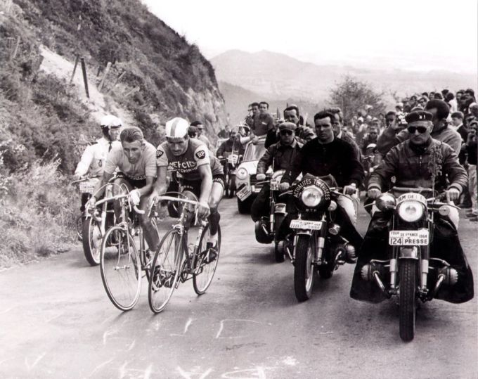 Jacques Anquetil (links) und Raymond Poulidor (rechts) lieferten sich auf dem französischen Vulkan Puy de Dôme der Tour de France 1964 ein legendäres Duell. tour de france