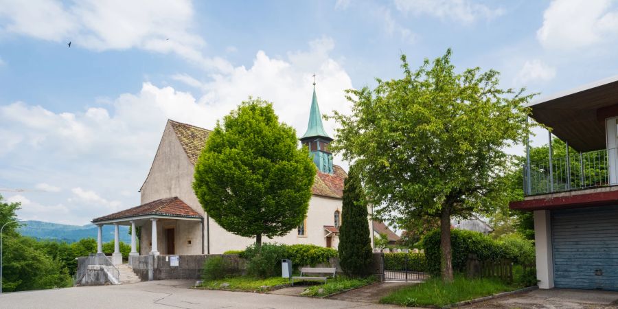 Die christkatholische Kirche Sankt Peter und Paul in Starrkirch-Wil geht auf einen hochmittelalterlichen Bau aus der Zeit vor dem Jahr 1000 zurück.