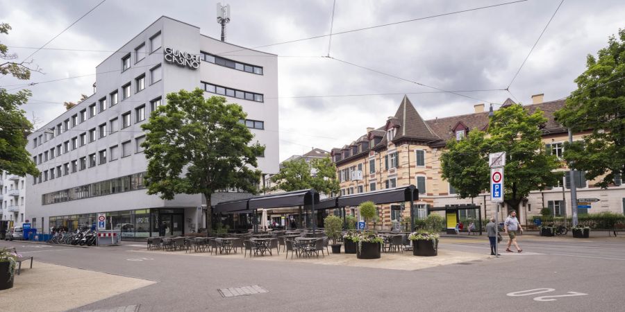 Das Gundeli Casino in Basel war einst ein renommiertes Eventlokal im Gundeldinger Quartier. Heute sind dort ein Fitnesslokal und eine Zweigstelle der Stadtbibliotheken untergebracht.