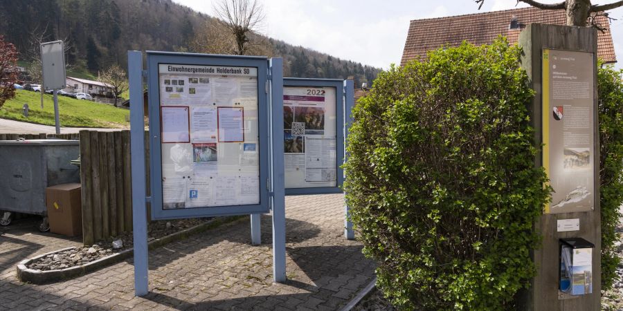 Eine Infotafel der Gemeinde Holderbank (SO).