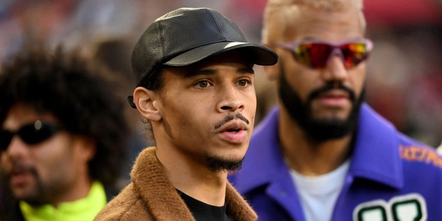 Leroy Sané (M), Serge Gnabry (l) und Eric Maxim Choupo-Moting besuchten mit einigen Teamkollegen das NFL-Spiel in München.