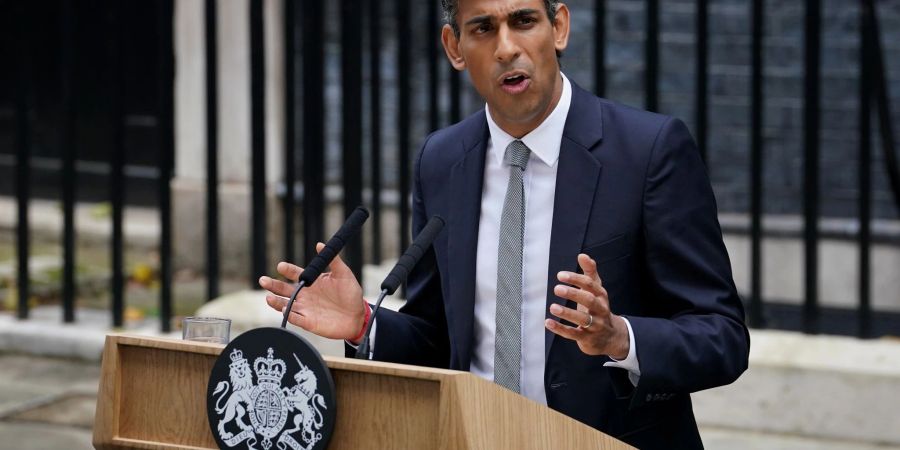 Grossbritanniens neuer Premierminister Rishi Sunak hält eine Rede vor der 10 Downing Street.