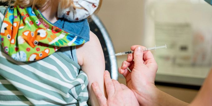 Ein kleines Mädchen wird im mobilen Impfzentrum für Kinder in Lüneburg gegen das Coronavirus geimpft. Ein kleines Mädchen wird im mobilen Impfzentrum für Kinder in Lüneburg gegen das Coronavirus geimpft.