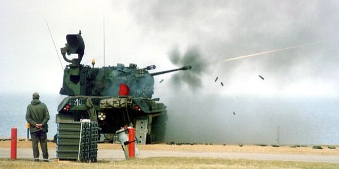 Die Bundesrepublik Deutschland hat der Ukraine die Lieferung von bis zu 50 ausgemusterten Gepard-Flugabwehrkanonenpanzer zugesprochen. Doch die Munition für das Waffensystem wird in der Schweiz hergestellt und darf nicht in Kriegsgebiete exportiert werden. Gepard Flugabwehrkanonenpanzer