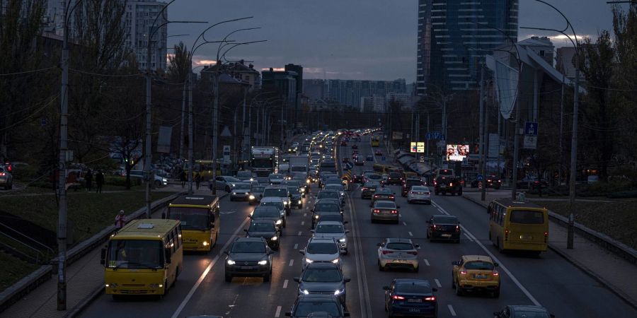 Autos fahren in Kiew während eines Stromausfalls im Dunkeln.