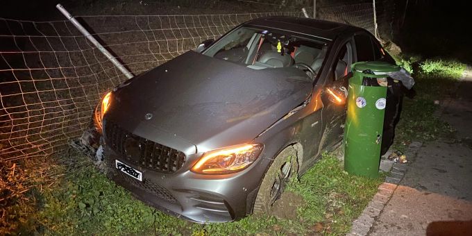 Mumpf: Lenker kollidiert mit Wildschutzzaun Mumpf: Lenker kollidiert mit Wildschutzzaun