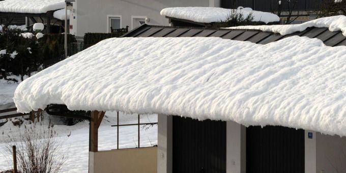 Schnee liegt nicht nur auf den Garagendächern. Autos bringen das feuchte Weiss auch mit ins Innere der Garagen. Schnee liegt nicht nur auf den Garagendächern. Autos bringen das feuchte Weiss auch mit ins Innere der Garagen.