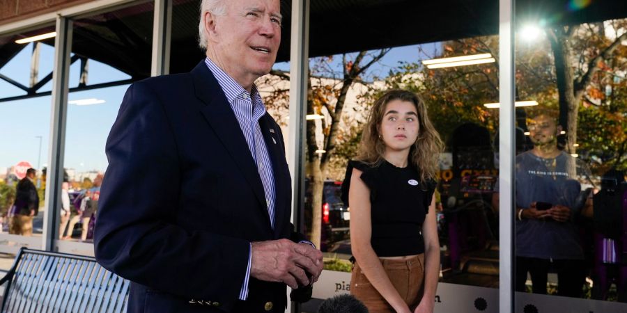 US-Präsident Joe Biden hat in Delaware mit Enkelin Natalie Biden seine Stimme für die Kongresswahlen abgegeben.