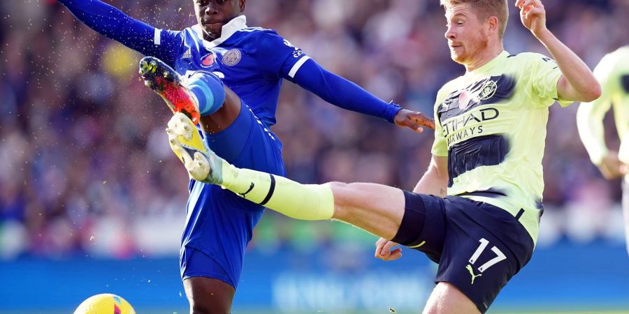 Nampalys Mendy (l) von Leicester City und Kevin De Bruyne von Manchester City im Zweikampf um den Ball.