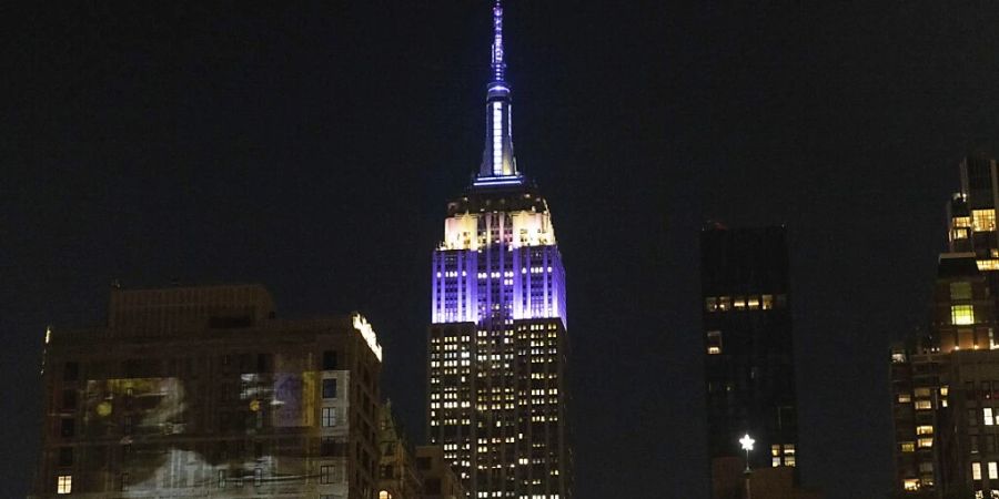 Zu Halloween will das New Yorker Empire State Building eine «gruselige, dynamische Lichtshow» bieten. Die Spitze des berühmten Hochhauses mitten in Manhattan wird immer wieder beleuchtet. Im Bild die Beleuchtung zum Tod der Queen im September. (Archivbild)