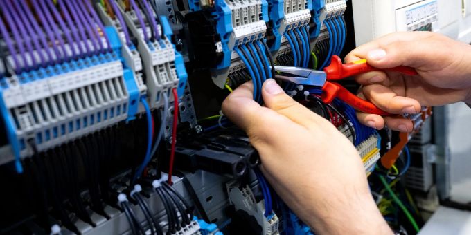 Dem ohnehin vom Fachkräftemangel geplagten deutschen Arbeitsmarkt gehen bis 2035 sieben Millionen Arbeitskräfte verloren - wenn nicht gegengesteuert wird. Dem ohnehin vom Fachkräftemangel geplagten deutschen Arbeitsmarkt gehen bis 2035 sieben Millionen Arbeitskräfte verloren - wenn nicht gegengesteuert wird.