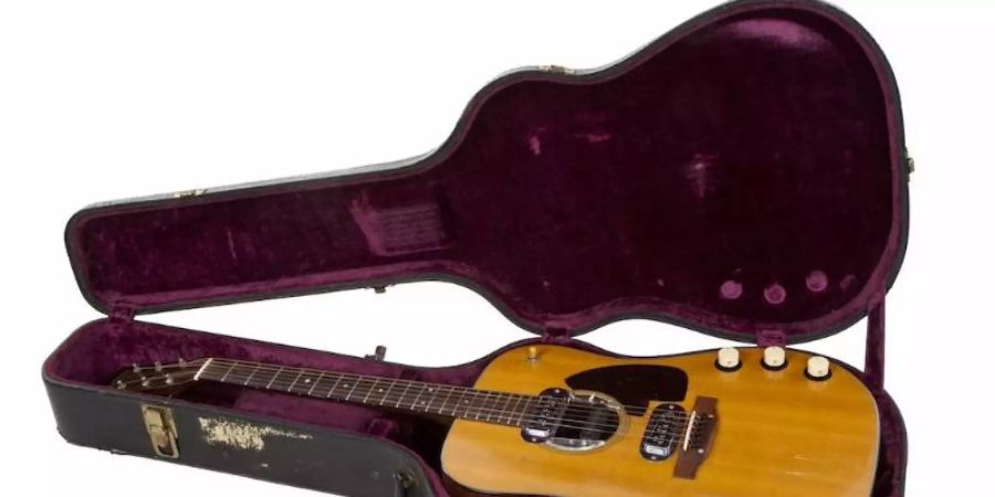 Eine Gitarre des früheren Nirvana-Frontmanns Kurt Cobain in ihrem Koffer. Das Instrument soll in Kalifornien versteigert werden. Foto: -/Julien's Auctions/dpa