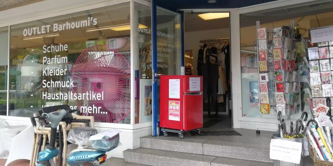 Das Outlet Barhoumis in Ostermundigen – auch hier steht Desinfektionsmittel vor dem Eingang. Das Outlet Barhoumis in Ostermundigen.
